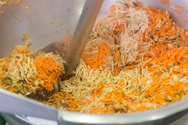 煮釜で具材作り