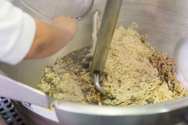 煮釜で具材作り